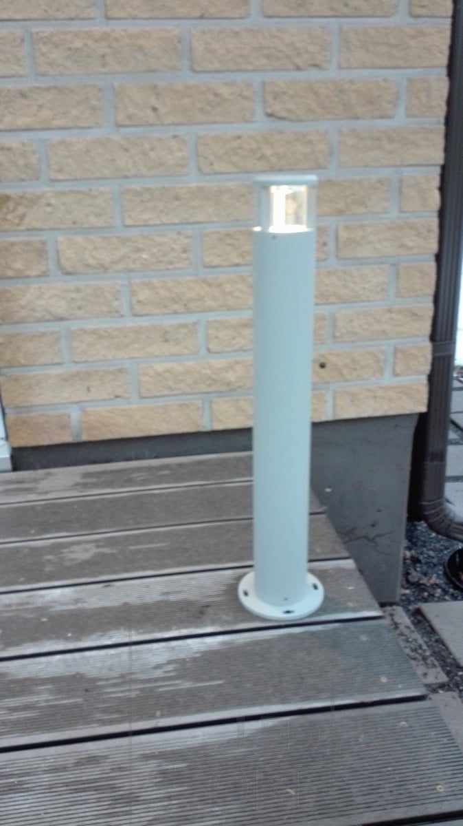 LED PILARI utomhuslampa rund är en fyrliknande, vacker och minimalistisk armatur för att lysa upp din trädgård. Ledstore.fi